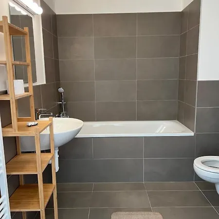 Contemporary Airport Retreat Apartamento Bratislava