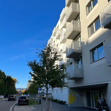 Contemporary Airport Retreat Daire Bratislava